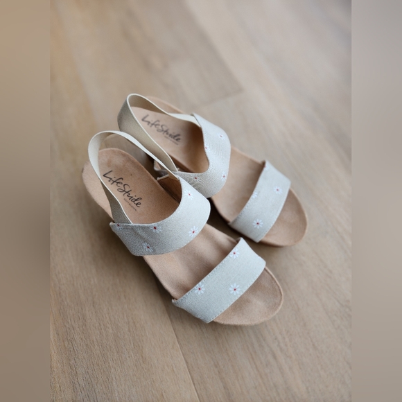 Lifestride flower wedges size 7! - Picture 2 of 7
